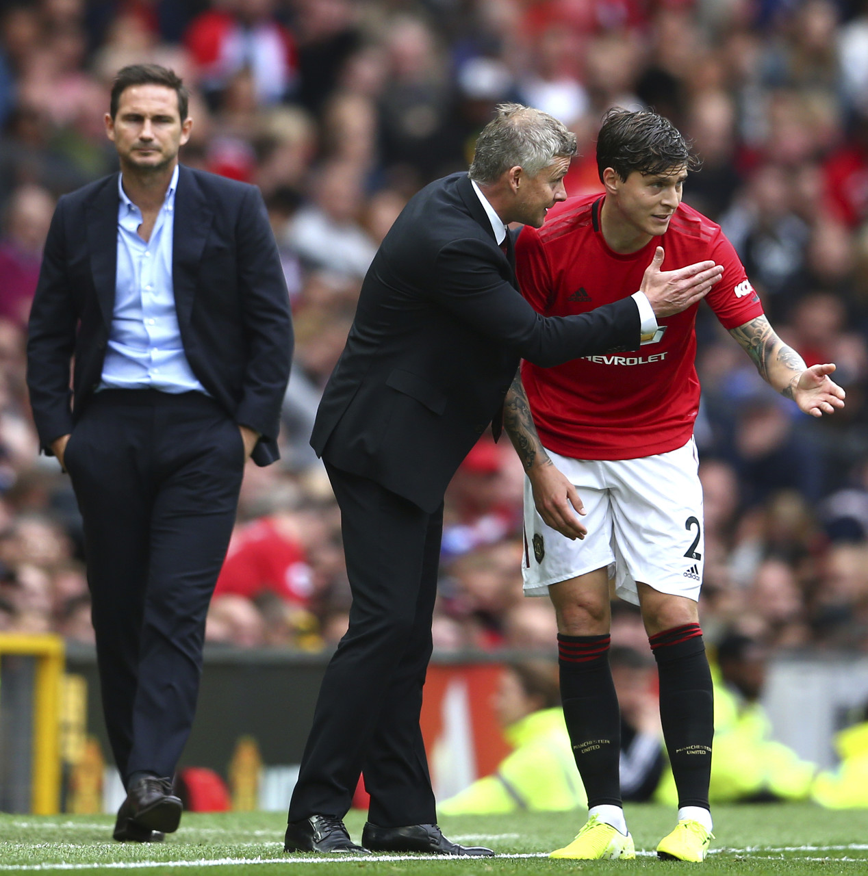 体育精彩时刻：CBA第九轮五佳球 曾繁日滑翔惊天隔扣